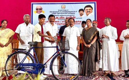 சுற்றுலாத்துறை அமைச்சர் இராஜேந்திரன் அவர்கள் சேலம் சிறுமலர் அரசு உதவி பெறும் மேல்நிலைப் பள்ளியில் மாணவர்களுக்கு மிதிவண்டிகளை வழங்கினார்கள்